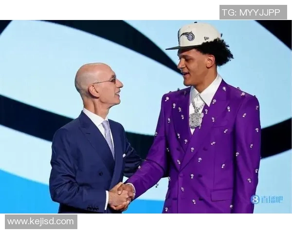 记者:班凯罗与主帅莫斯利的隔阂日益加剧,两人暂停时几乎无交流 记者:班凯罗与主帅莫斯利的隔阂日益加剧,两人暂停时几乎无交流