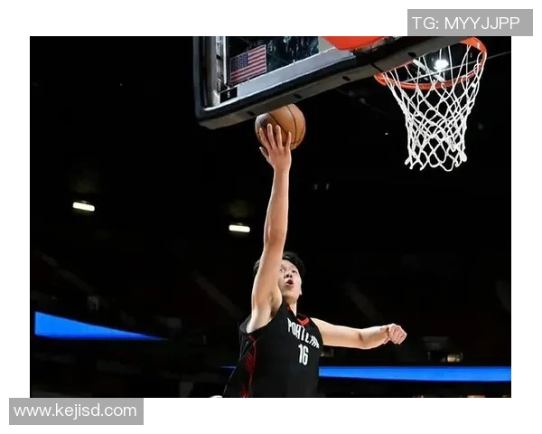 杨瀚森造亚当斯犯规，克林根替补席双手竖大拇指给小杨点赞！